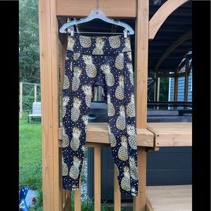 CVG Fineapple leggings size medium
